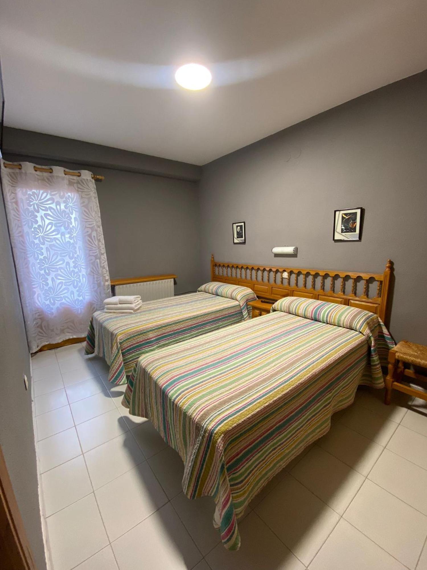 Hostal Los Valles Bielsa Exterior foto